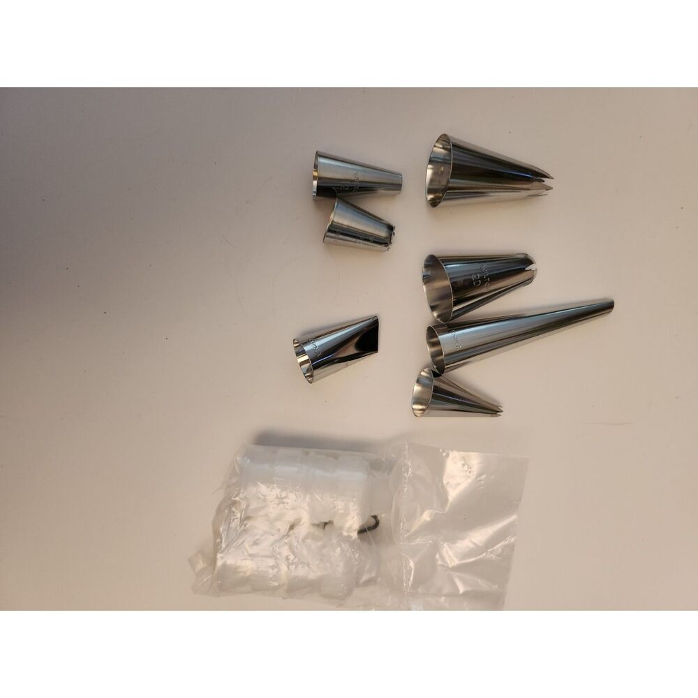 Pastry Tips and 6 Couplers B50
